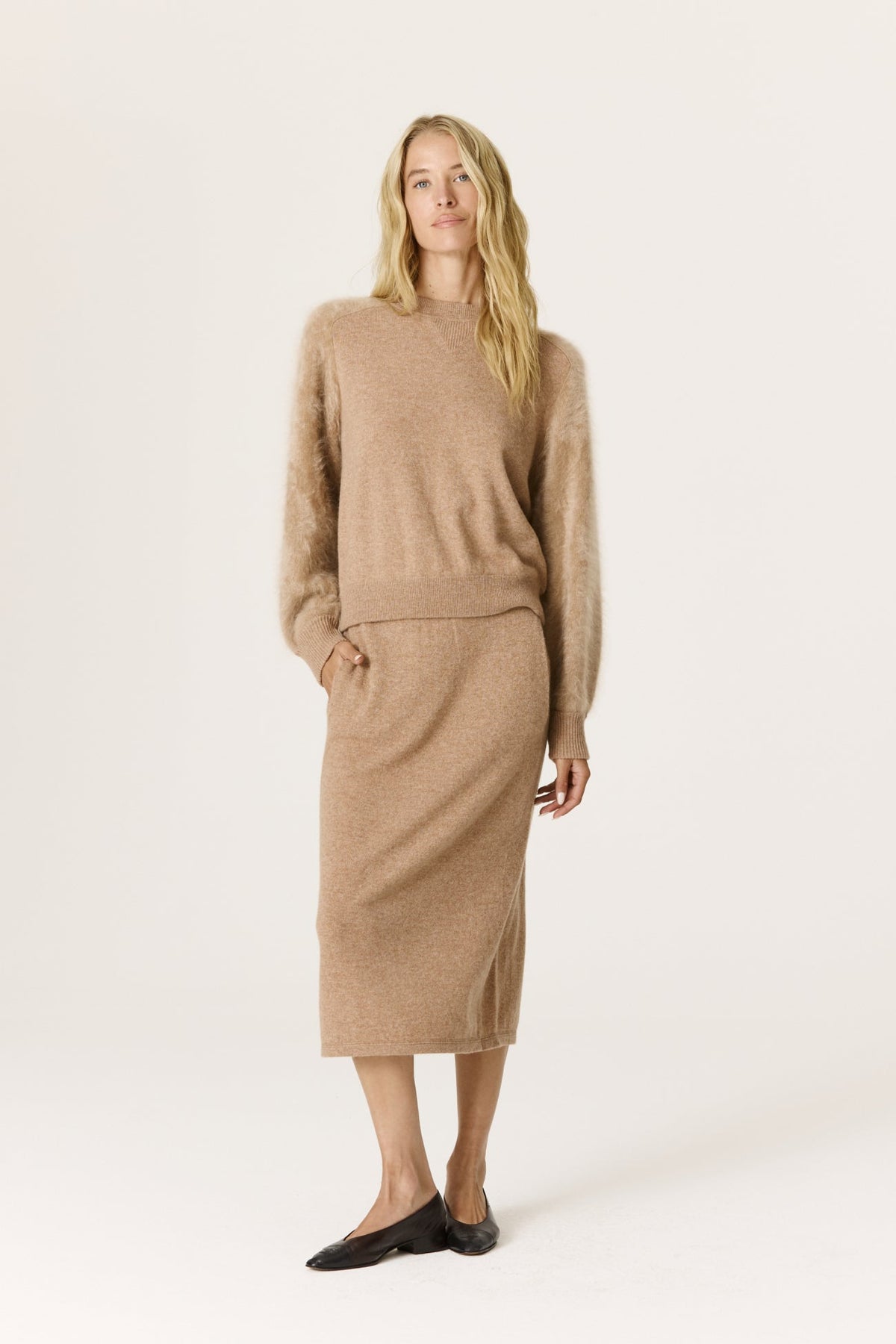 Women's Knitted Low-Rise Midi Pencil Skirt in Camel