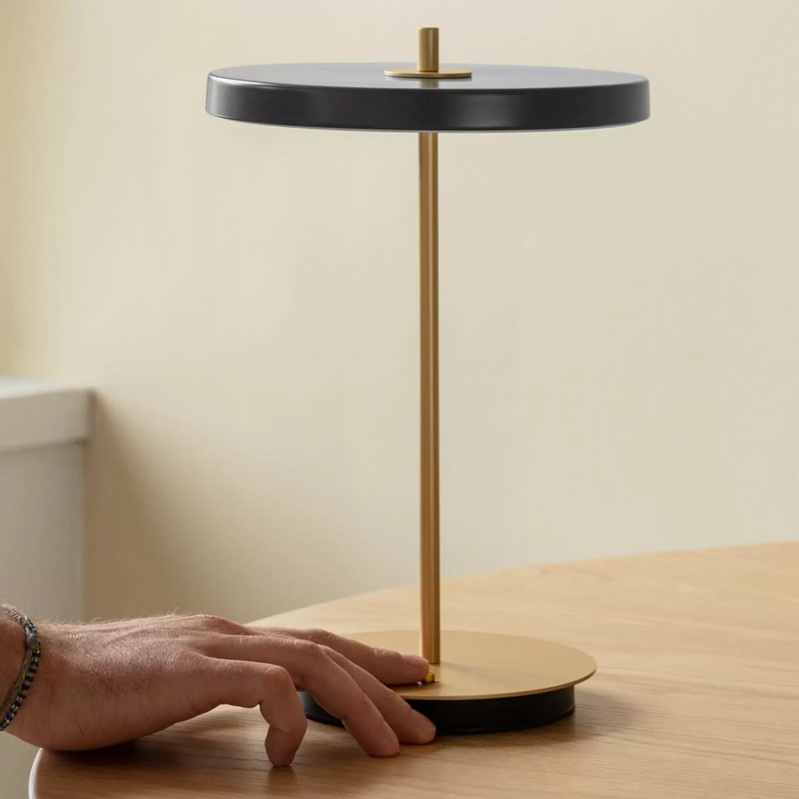 Elegant Dimmable Golden Accent Lamp – Wireless, Adjustable Brightness for Timeless Home Decor