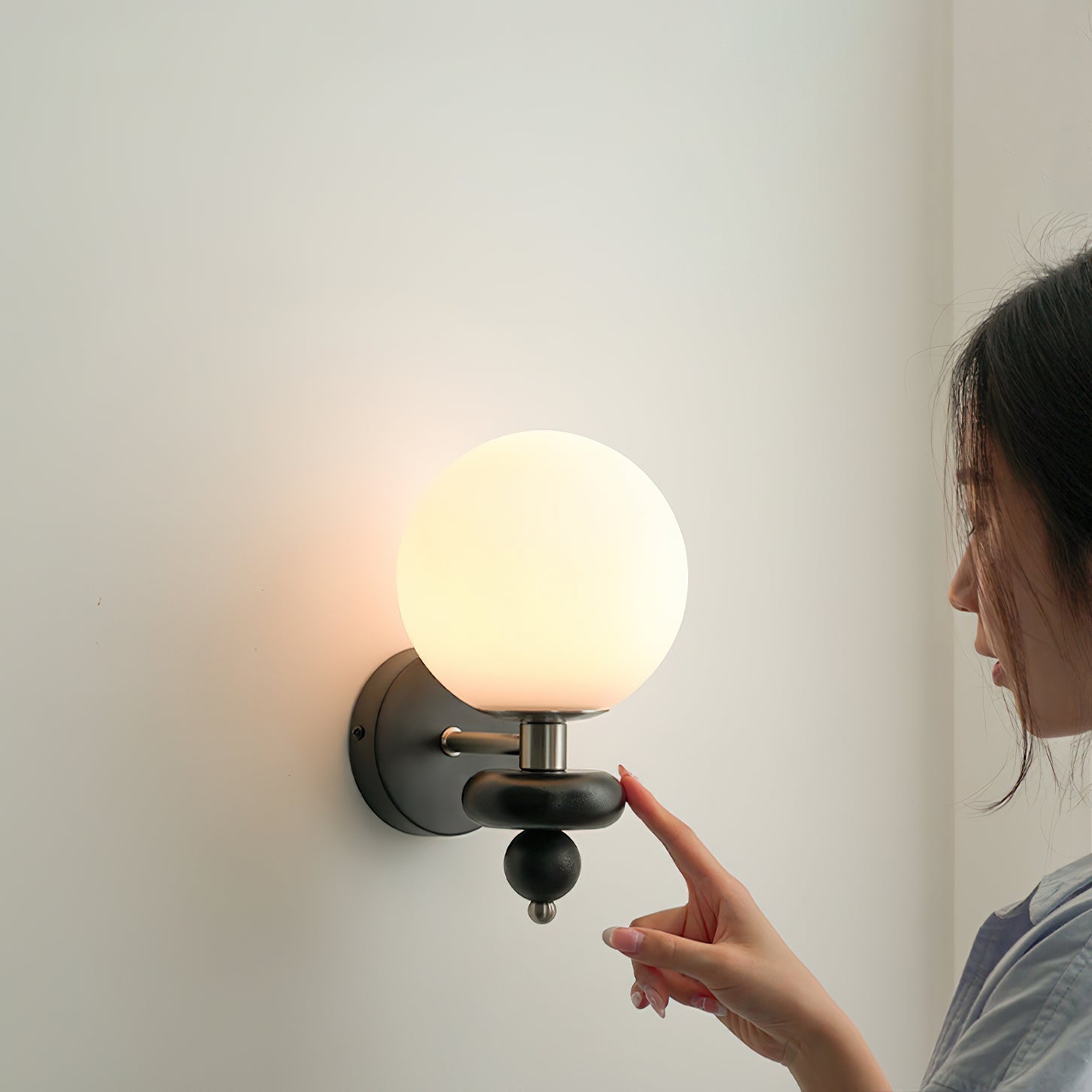 Modern Globe Wall Lamp Minimalist Indoor Decorative Lighting Fixture