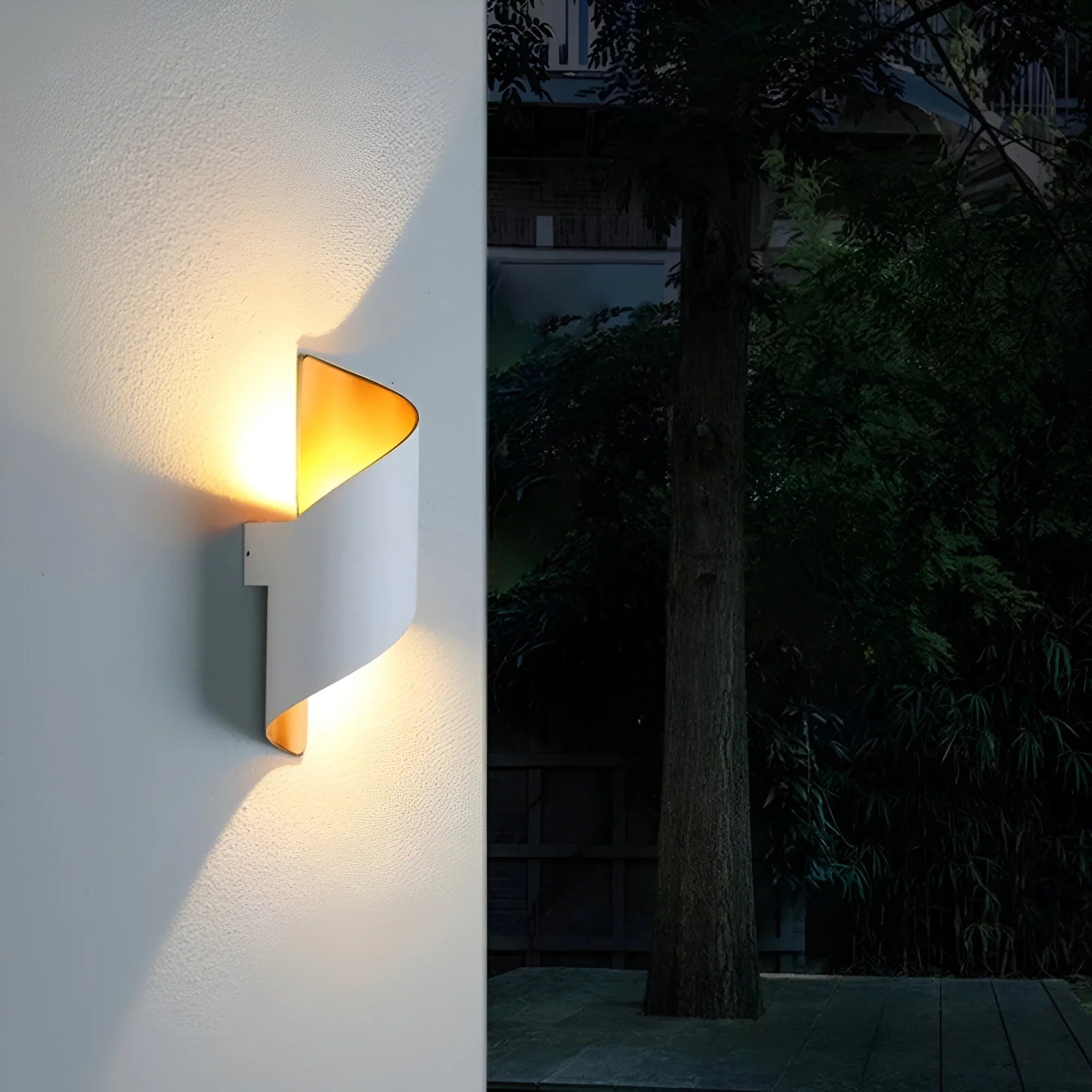 Twisted Accent LED Wall Light with Minimalist Design