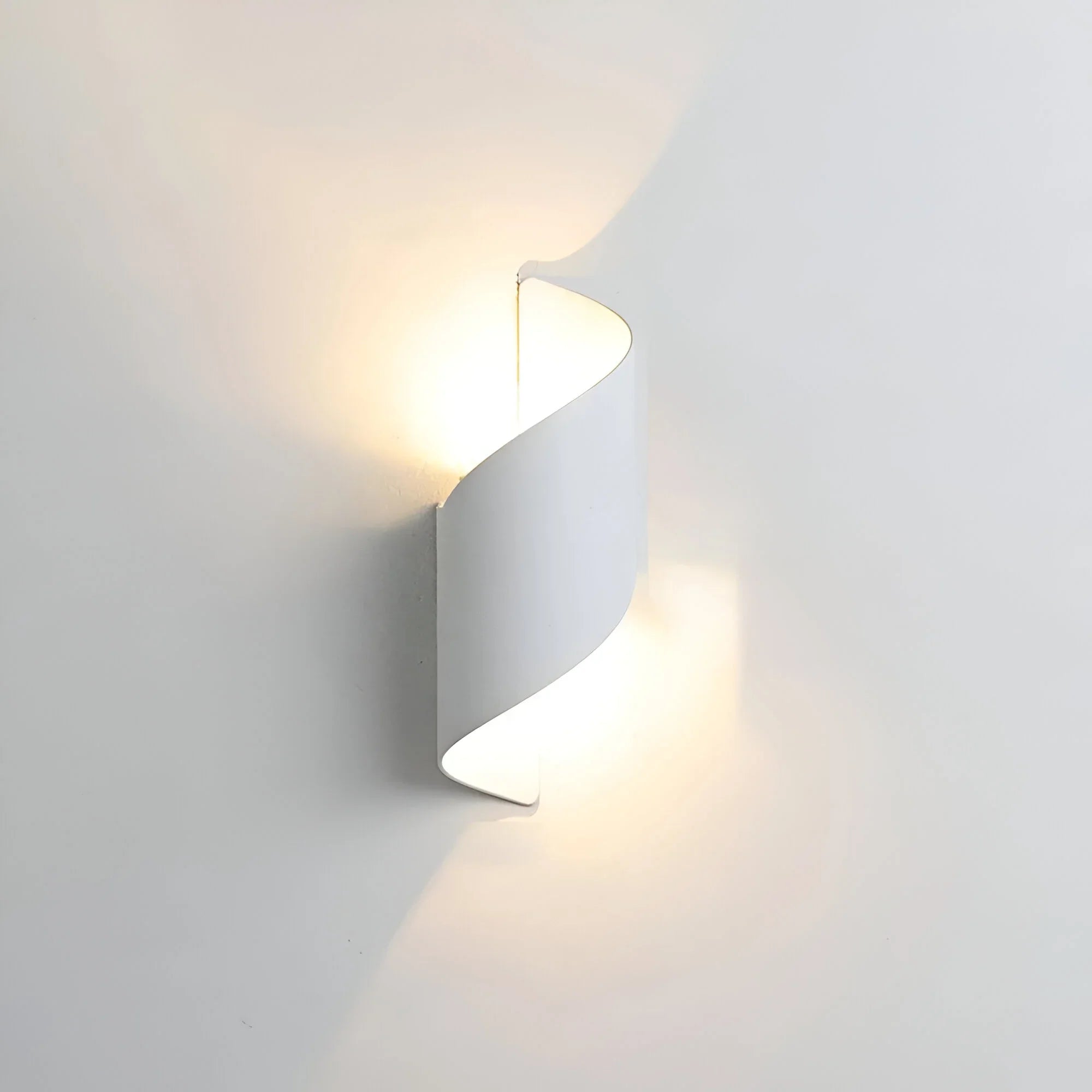 Twisted Accent LED Wall Light with Minimalist Design