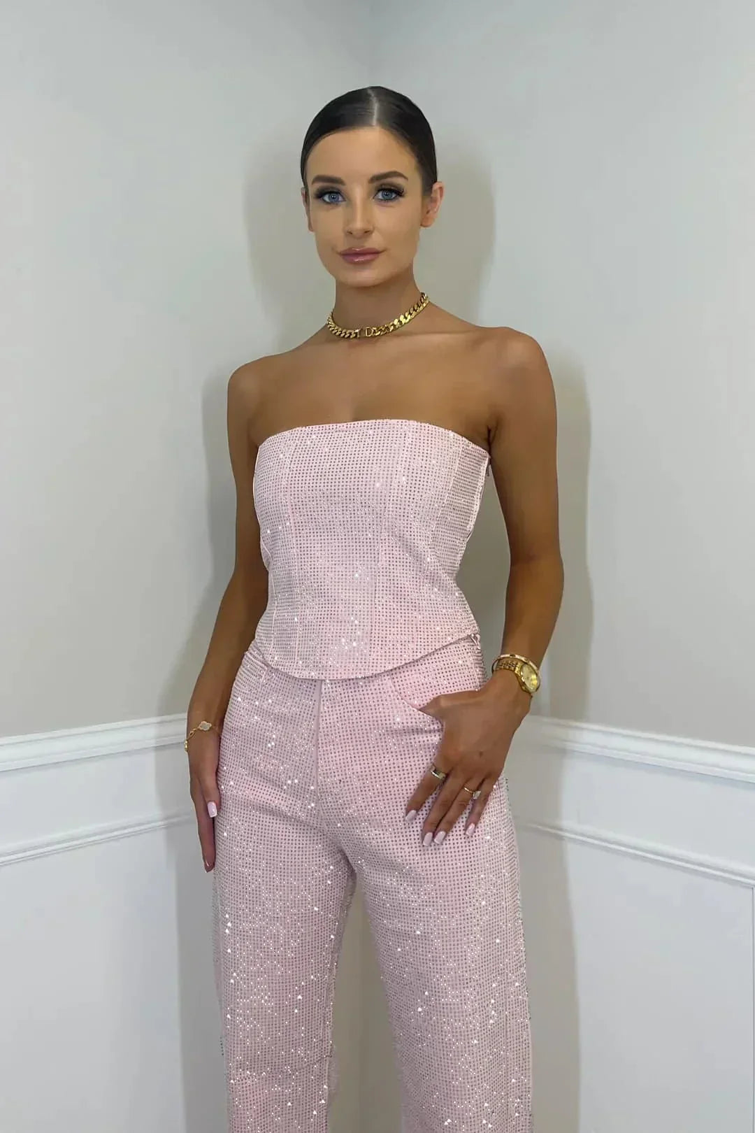 Women’s Glitter Outfit with High-Waisted Jeans