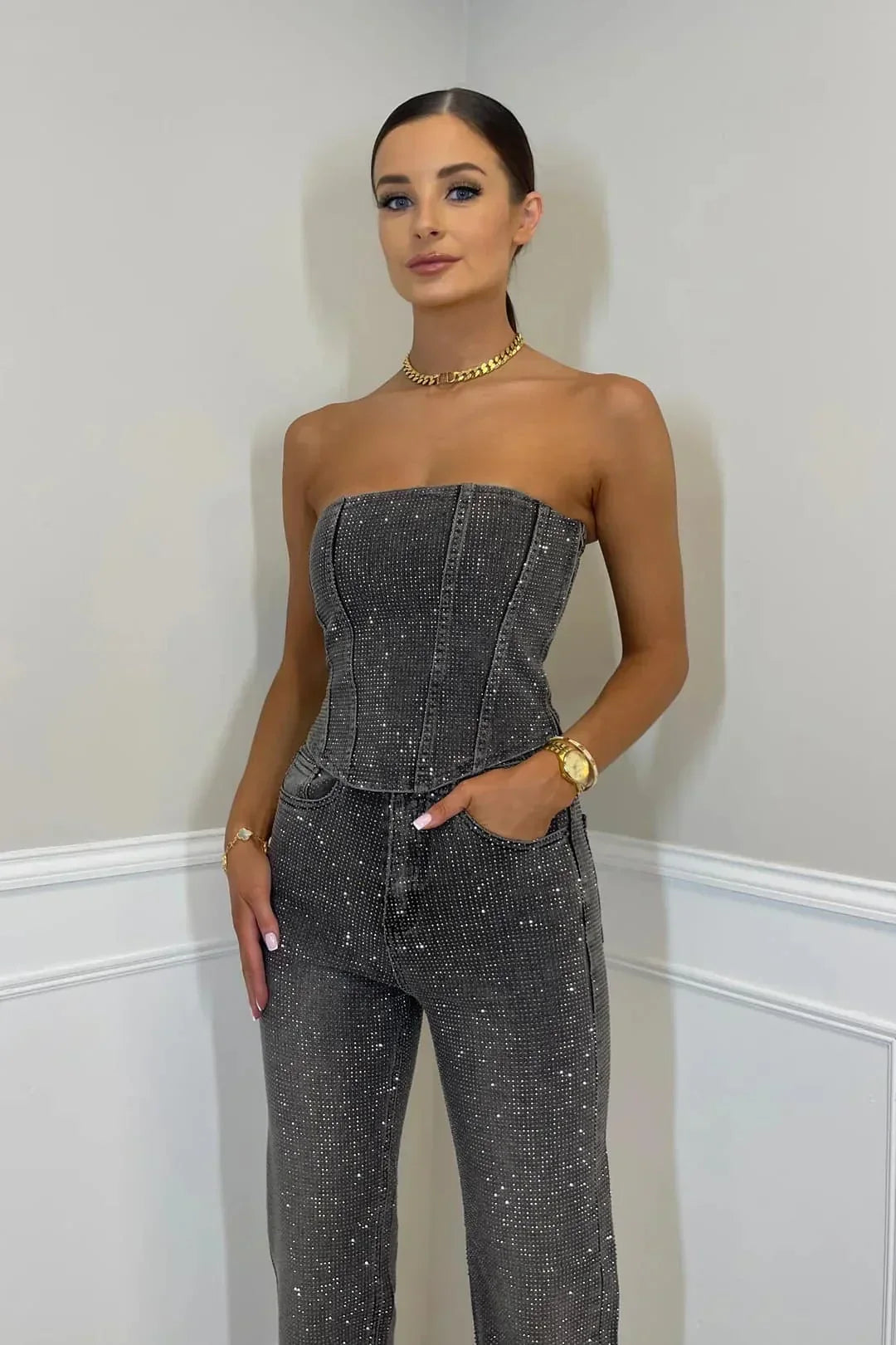 Women’s Glitter Outfit with High-Waisted Jeans