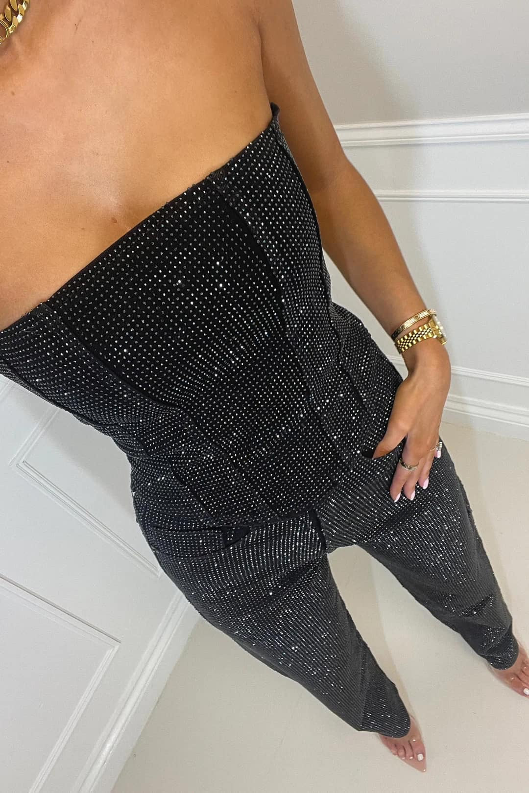 Women’s Glitter Outfit with High-Waisted Jeans