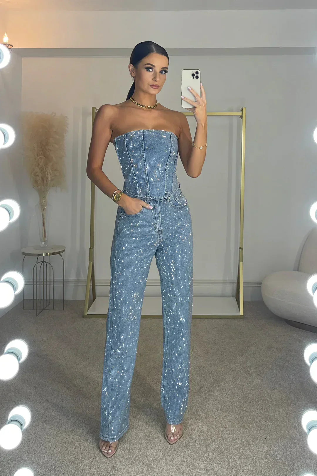 Women’s Glitter Outfit with High-Waisted Jeans