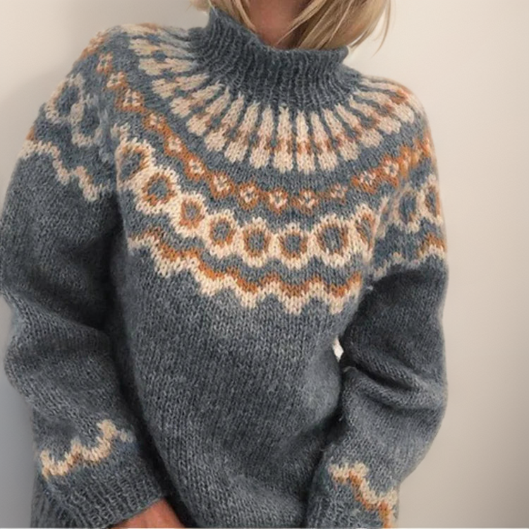 Women’s Turtleneck Sweater in Chunky Knit