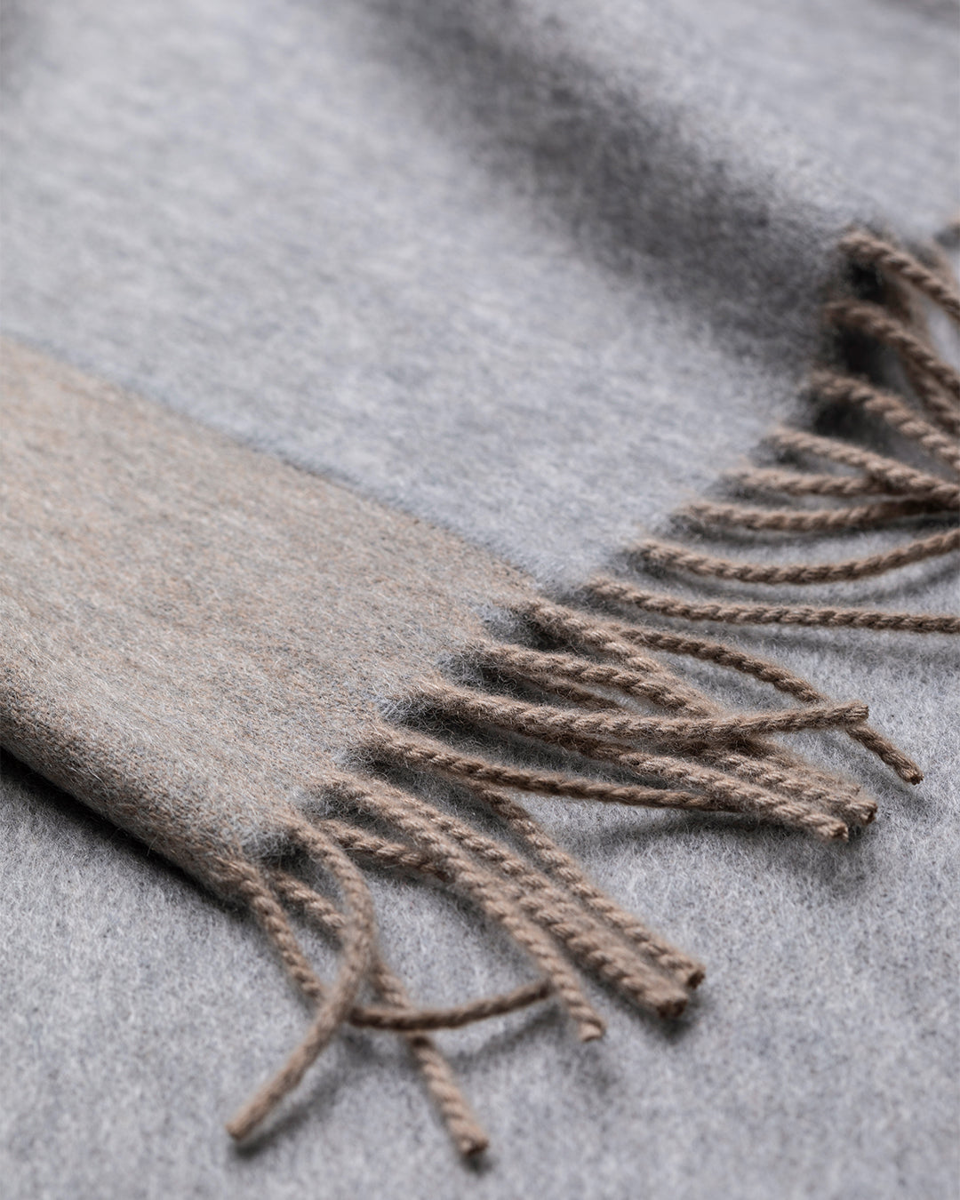 Men's Colour Block Cashmere-Feel Fringed Scarf in Grey and Beige